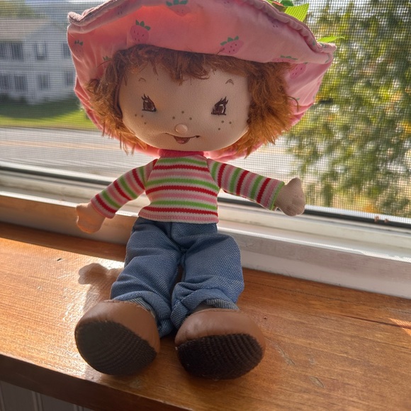 Vintage - Strawberry Shortcake Doll with Pink Hat and Striped Shirt - Picture 5 of 5